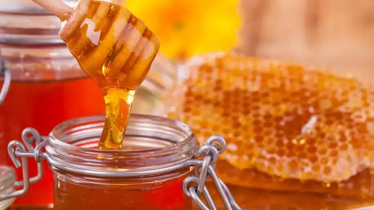 17 من أبرز فوائد العسل على الريق للنساء 1 فوائد العسل على الريق للنساء